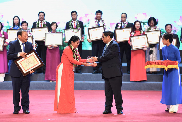 Thủ tướng Phạm Minh Chính trao biểu trưng vinh danh các gương điển hình tiên tiến trong lĩnh vực văn hóa.