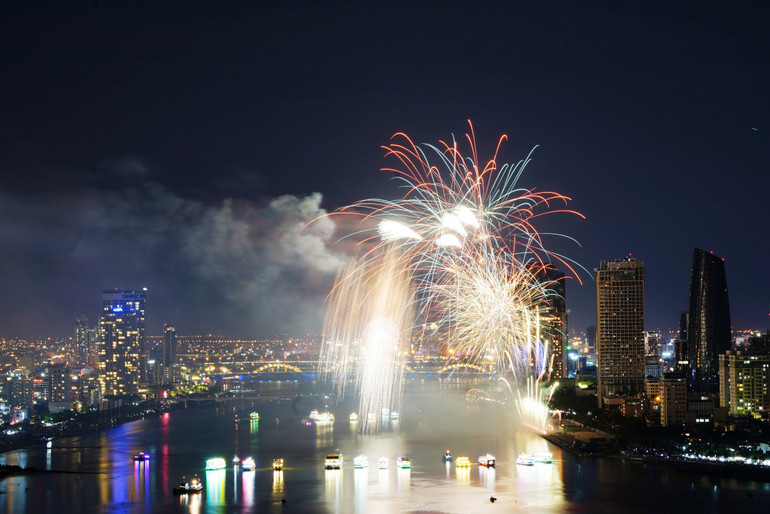 Màn trình diễn pháo hoa của 2 đội Việt Nam và Phần Lan trong đêm khai mạc.