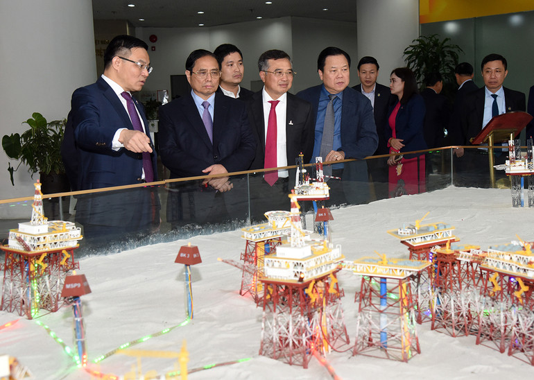 Tổng Giám đốc Petrovietnam Lê Mạnh Hùng giới thiệu với Thủ tướng Phạm Minh Chính sa bàn toàn cảnh hoạt động dầu khí tại Việt Nam