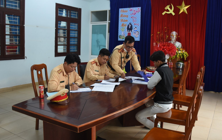 Trạm Cảnh sát giao thông cửa ô Hòa Hiệp lập biên bản trường hợp vi phạm.