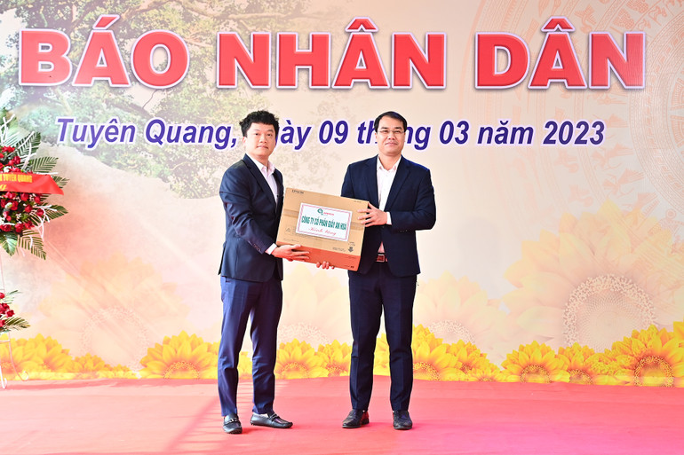 Đại diện Công ty cổ phần Giấy và bột giấy Hòa An trao tặng Nhà văn hóa xã Kim Quan bộ máy chiếu để phục vụ hoạt động chung của xã.