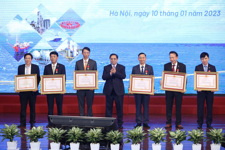 Thủ tướng Phạm Minh Chính trao Huân chương Lao động hạng Nhì và hạng Ba của Chủ tịch nước, Bằng khen của Thủ tướng cho các cá nhân.