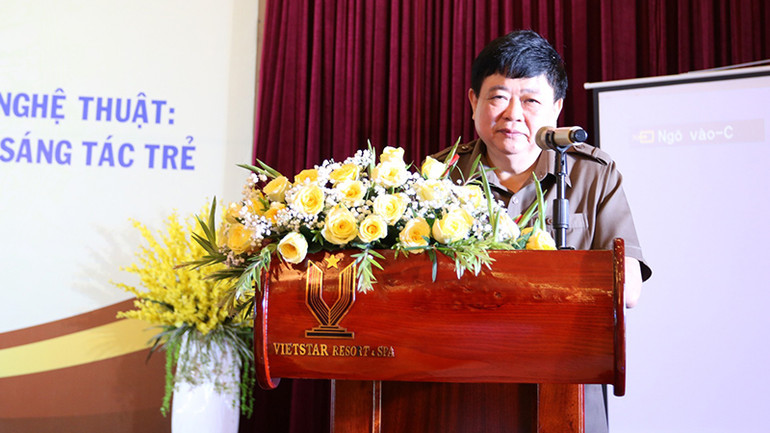 PGS,TS Nguyễn Thế Kỷ báo cáo chuyên đề “Đề cương về văn hóa Việt Nam (1943) và sự phát triển của văn hóa, văn nghệ nước ta 80 năm qua”.