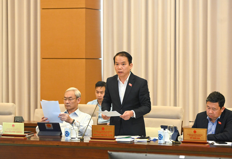 Chủ nhiệm Ủy ban Pháp luật Hoàng Thanh Tùng trình bày báo cáo thẩm tra. Chủ nhiệm Ủy ban Pháp luật Hoàng Thanh Tùng trình bày báo cáo thẩm tra.