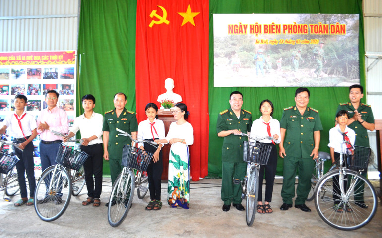 Lãnh đạo Bộ Chỉ huy Bộ đội Biên phòng tỉnh Đắk Lắk và đại diện các đơn vị trao tặng xe đạp cho các em học sinh có hoàn cảnh khó khăn trên địa bàn xã Ia Rvê.