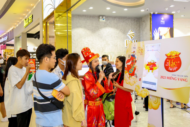 Chương trình “Thử Thách Lắc Tài Lộc” cùng Thần Tài PNJ thu hút nhiều người tham gia.