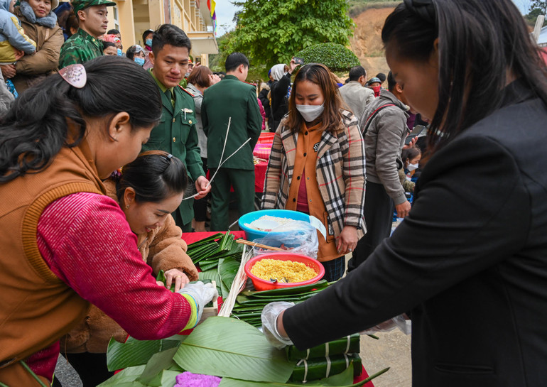 Bà con nhân dân xã Trịnh Tường và lực lượng vũ trang tham gia gói bánh chưng tại chương trình.