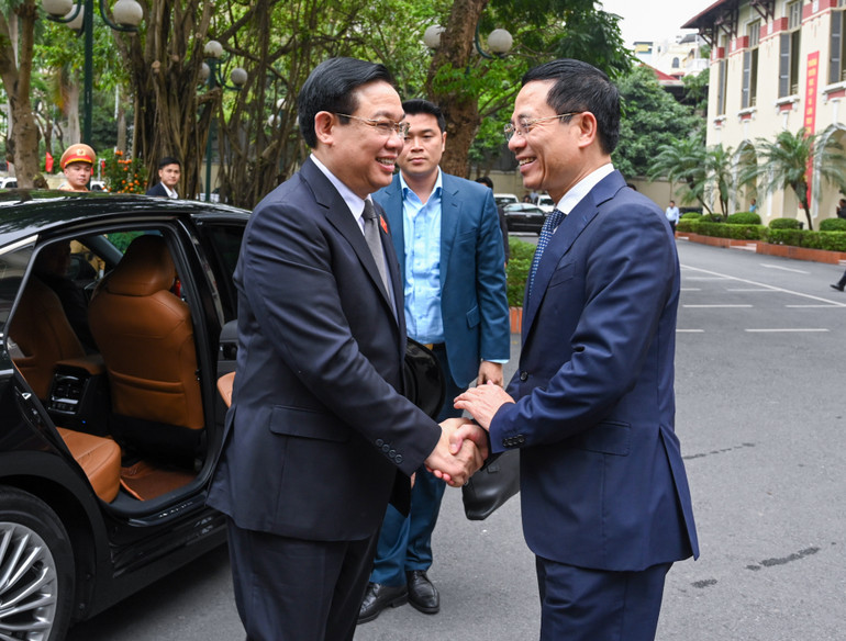 Chủ tịch Quốc hội Vương Đình Huệ và Bộ trưởng Thông tin và Truyền thông Nguyễn Mạnh Hùng tại buổi làm việc.