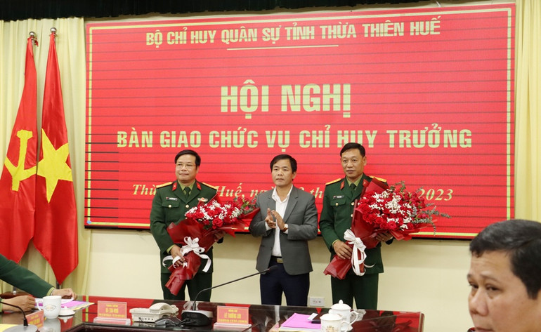 Đồng chí Chủ tịch Ủy ban nhân dân tỉnh Thừa Thiên Huế Nguyễn Văn Phương tặng hoa chúc mừng Đại tá Ngô Nam Cường và Thượng tá Phan Thắng.