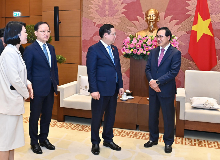 Chủ tịch Quốc hội Vương Đình Huệ trao đổi với các đại biểu dự buổi tiếp. Chủ tịch Quốc hội Vương Đình Huệ trao đổi với các đại biểu dự buổi tiếp.