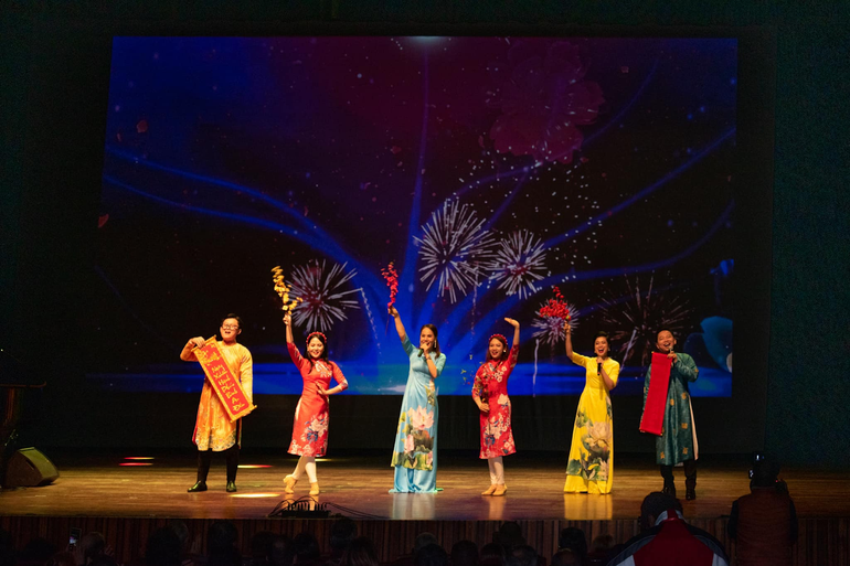 Các tiết mục biểu diễn mang đậm bản sắc Việt Nam.