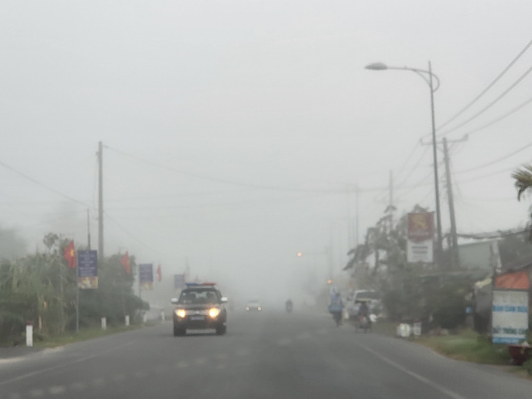 Sương mù xuất hiện dày đặc trên các tuyến đường ở thành phố Cần Thơ.