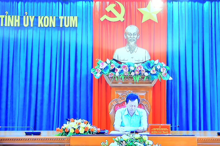 Bí thư Tỉnh ủy Kon Tum Dương Văn Trang tham dự hội nghị tại điểm cầu tỉnh Kon Tum.