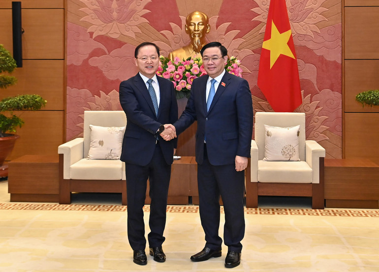 Chủ tịch Quốc hội Vương Đình Huệ chào mừng Tổng Giám đốc Tập đoàn Samsung Electronics Park Hark Kyu. Chủ tịch Quốc hội Vương Đình Huệ chào mừng Tổng Giám đốc Tập đoàn Samsung Electronics Park Hark Kyu.