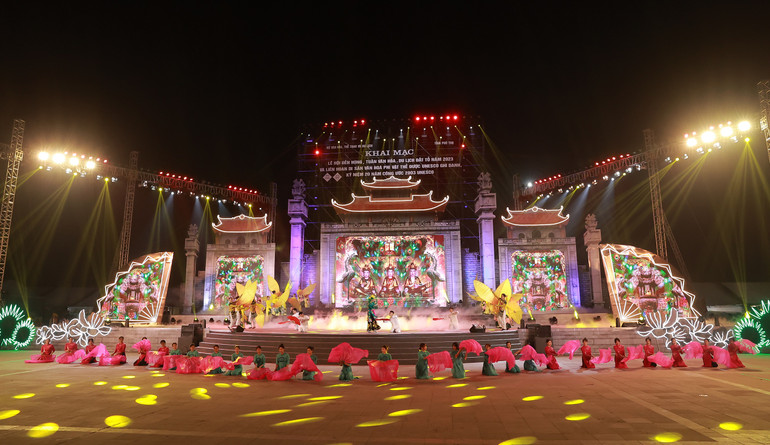 Chương trình mang đến nhiều tiết mục nghệ thuật được dàn dựng công phu.