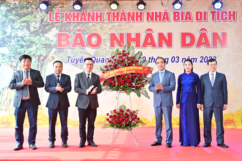 Các đồng chí lãnh đạo tỉnh Tuyên Quang tặng hoa chúc mừng các đồng chí lãnh đạo Báo Nhân Dân nhân dịp khánh thành Nhà bia di tích Báo Nhân Dân.