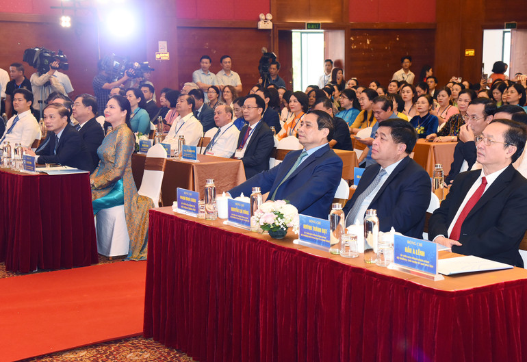 Thủ tướng Phạm Minh Chính và các đại biểu tham dự lễ trao giải chung kết toàn quốc cuộc thi "Phụ nữ khởi nghiệp, phát huy tài nguyên bản địa" năm 2023.