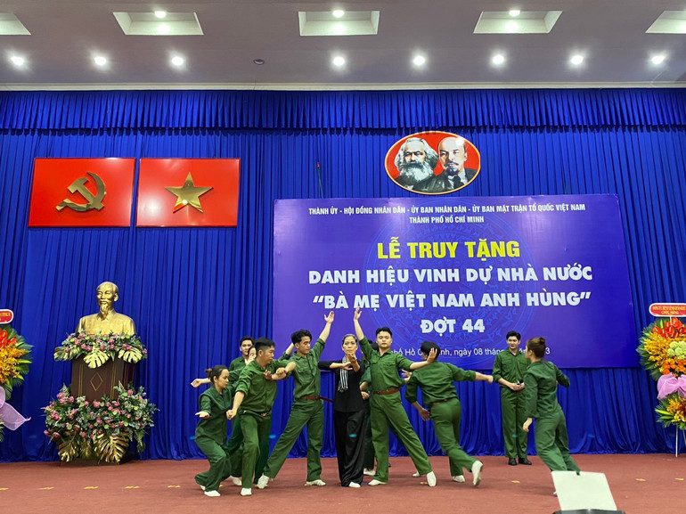 Các tiết mục văn nghệ ca ngợi những công lao của các Mẹ Việt Nam Anh hùng.