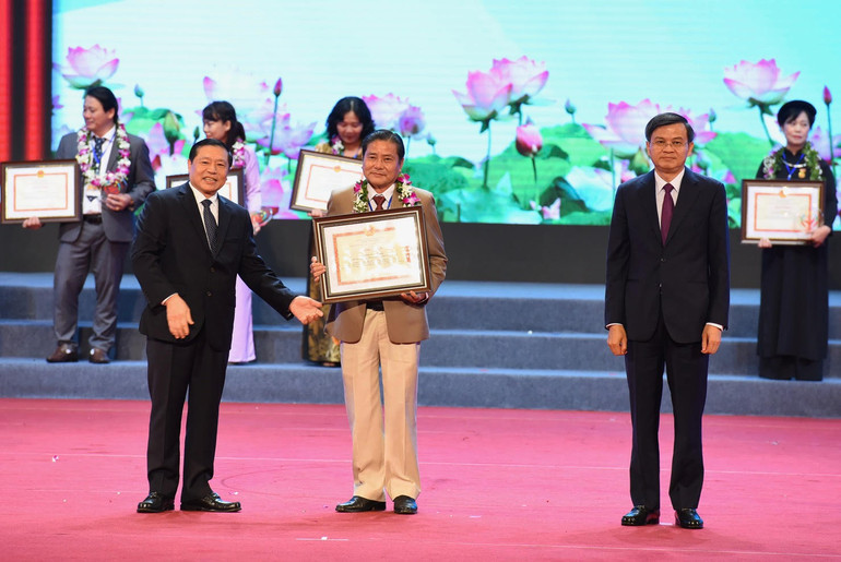 Bí thư Tỉnh ủy Ninh Bình Đoàn Minh Huấn và Phó Trưởng ban Thường trực Ban Tuyên giáo Trung ương Lại Xuân Môn trao bằng khen, biểu trưng cho điển hình tiên tiến.
