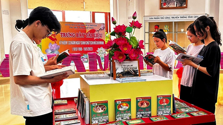 Học sinh, sinh viên tìm hiểu không gian trưng bày tư liệu về Bác Hồ.