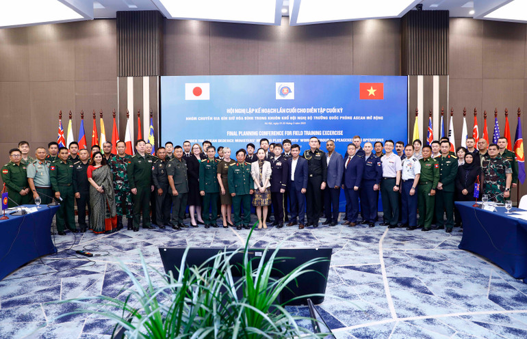 Các đại biểu tham dự hội nghị.