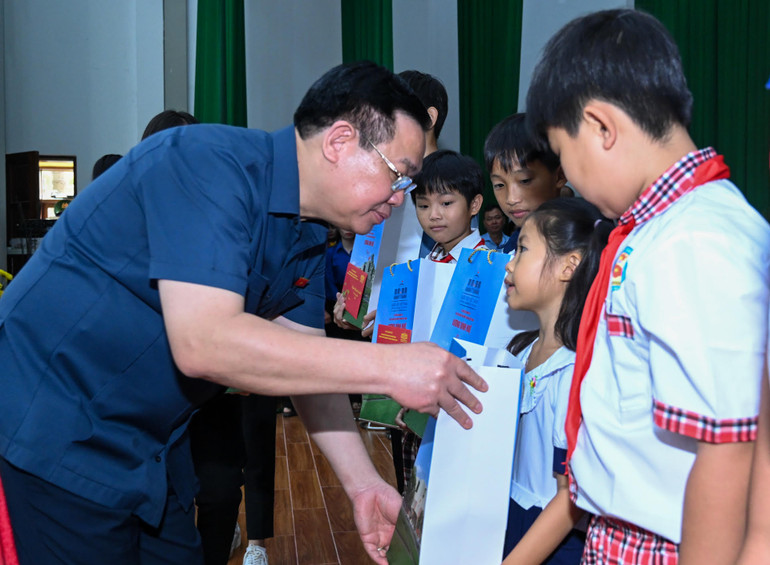Chủ tịch Quốc hội Vương Đình Huệ trao quà Tết cho các thiếu nhi con nuôi Đồn Biên phòng.
