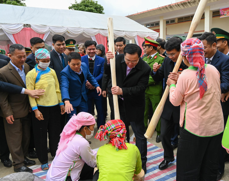 Chủ tịch Quốc hội Vương Đình Huệ giã bánh dày tại Chương trình “Tết nhân ái” với bà con đồng bào dân tộc.