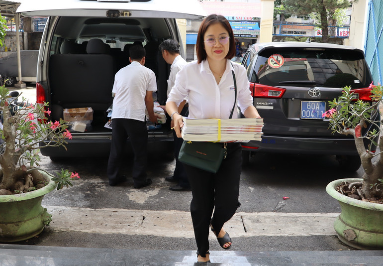 Nhân viên Công ty trách nhiệm hữu hạn một thành viên điện lực Đồng Nai vận chuyển Báo Xuân đến Hội Cựu chiến binh tỉnh Đồng Nai.