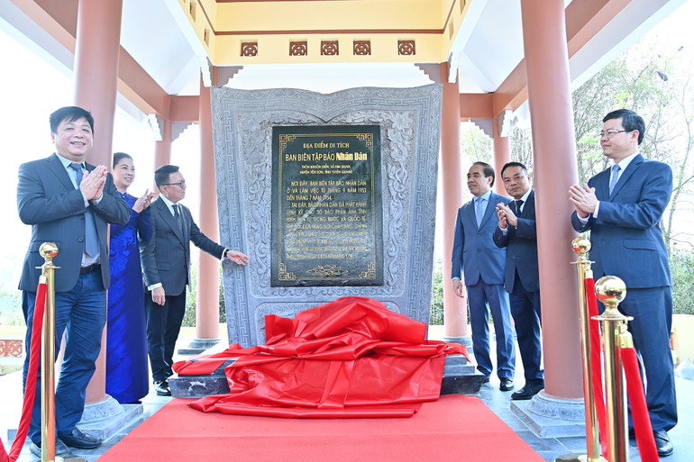Các đồng chí lãnh đạo Báo Nhân Dân và tỉnh Tuyên Quang thực hiện nghi thức khánh thành Nhà bia di tích Báo Nhân Dân.
