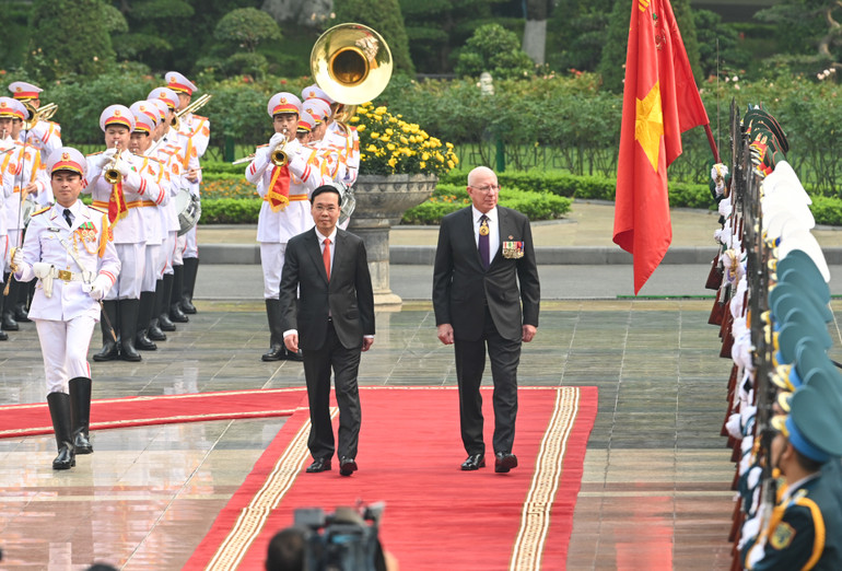 Chủ tịch nước Võ Văn Thưởng và Toàn quyền Australia David Hurley duyệt đội danh dự Quân đội nhân dân Việt Nam tại lễ đón. (Ảnh: DUY LINH)