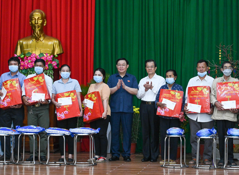 Chủ tịch Quốc hội Vương Đình Huệ và Bí thư Tỉnh ủy An Giang Lê Hồng Quang tặng quà Tết cho các gia đình chính sách, hộ nghèo.