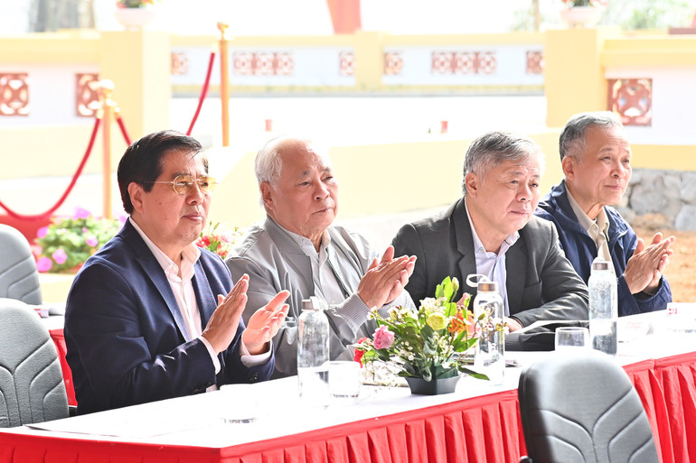 Các đồng chí nguyên lãnh đạo Báo Nhân Dân qua các thời kỳ có mặt tại buổi lễ.