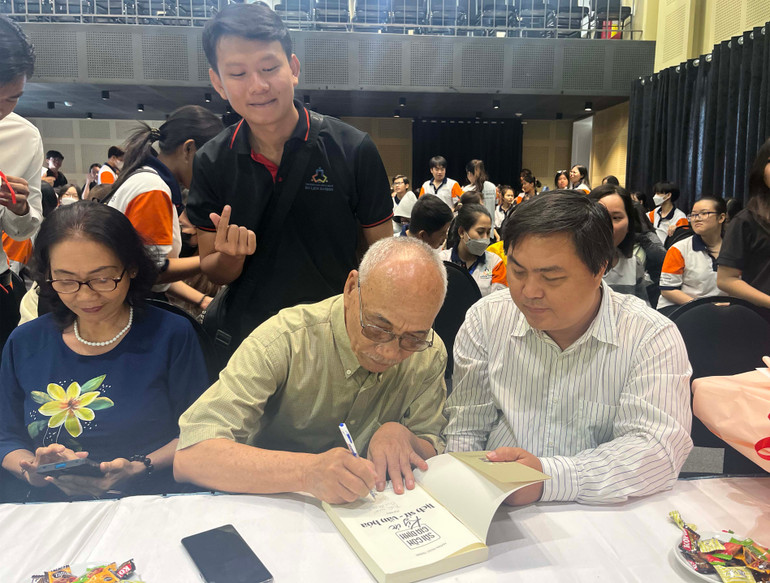 Nhà nghiên cứu Huỳnh Ngọc Trảng ký tặng sách cho các thầy cô, sinh viên.