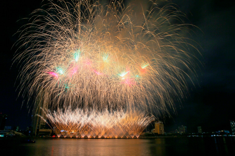 Màn trình diễn pháo hoa của 2 đội Việt Nam và Phần Lan trong đêm khai mạc.