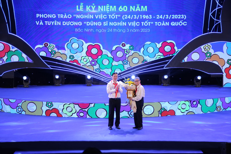 Chủ tịch nước Võ Văn Thưởng trao hoa, tri ân những cống hiến của Anh hùng Lao động, Nhà giáo nhân dân Nguyễn Đức Thìn. Chủ tịch nước Võ Văn Thưởng trao hoa, tri ân những cống hiến của Anh hùng Lao động, Nhà giáo nhân dân Nguyễn Đức Thìn.