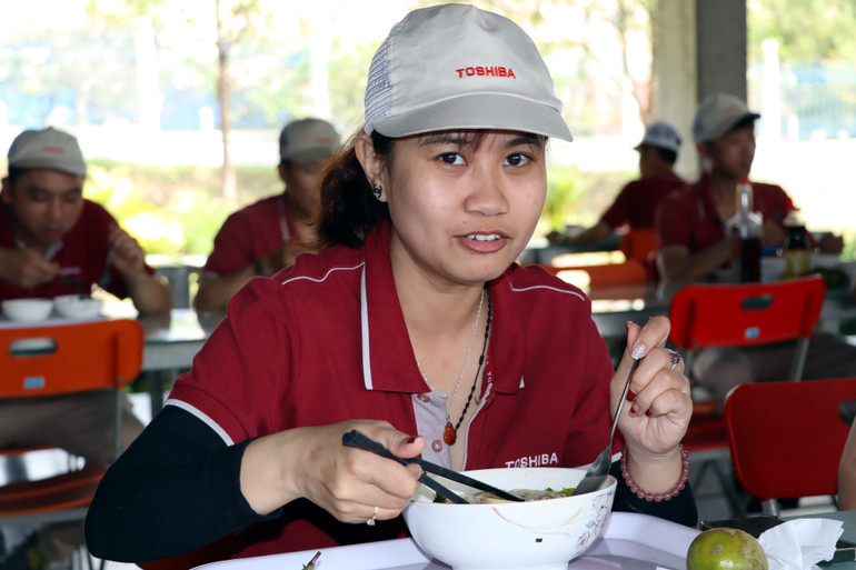 Nữ công nhân phấn khởi dùng bữa trưa.