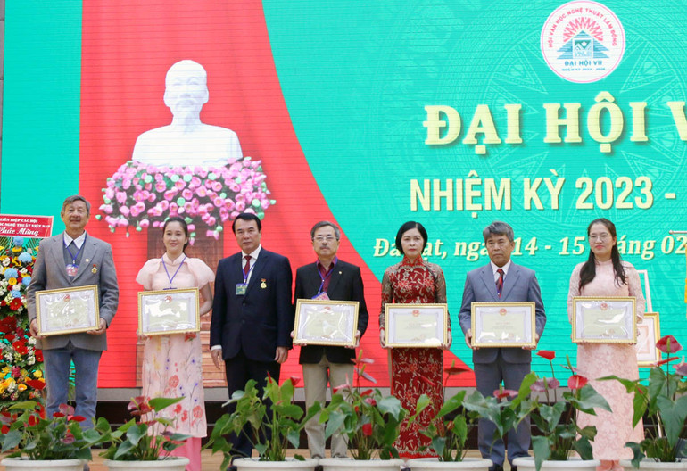 Phó Chủ tịch Ủy ban nhân dân tỉnh Lâm Đồng Phạm S trao bằng khen Ủy ban nhân dân tỉnh tặng các tập thể.