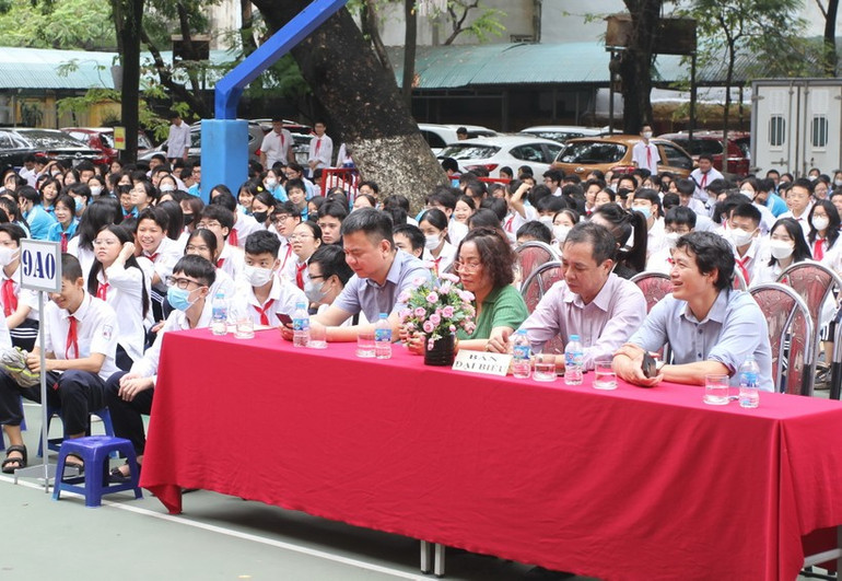 Các đại biểu dự chương trình tại Trường THCS Đống Đa.