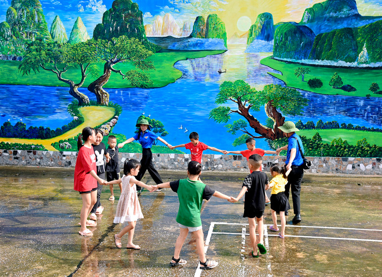 Tổ chức các chương trình sinh hoạt hè bổ ích, vui tươi cho thanh thiếu nhi vùng biên giới.