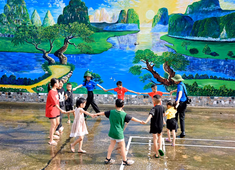 Tổ chức các chương trình sinh hoạt hè bổ ích, vui tươi cho thanh thiếu nhi vùng biên giới.