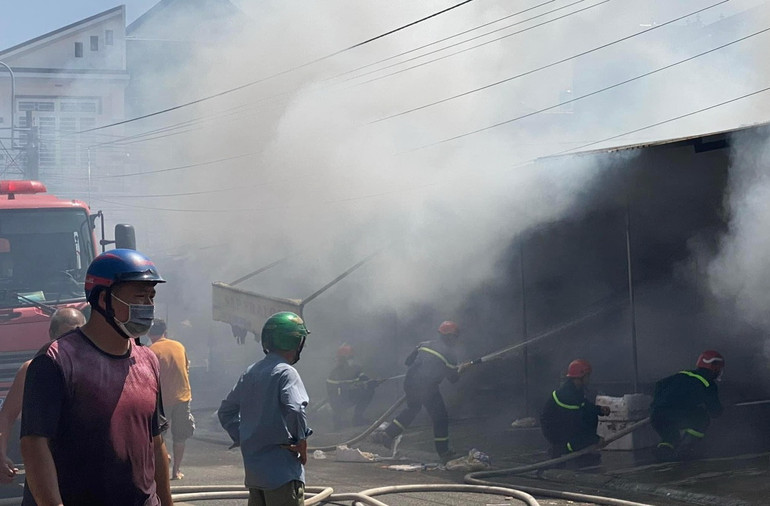 Cảnh sát nhanh chóng dập tắt vụ cháy.