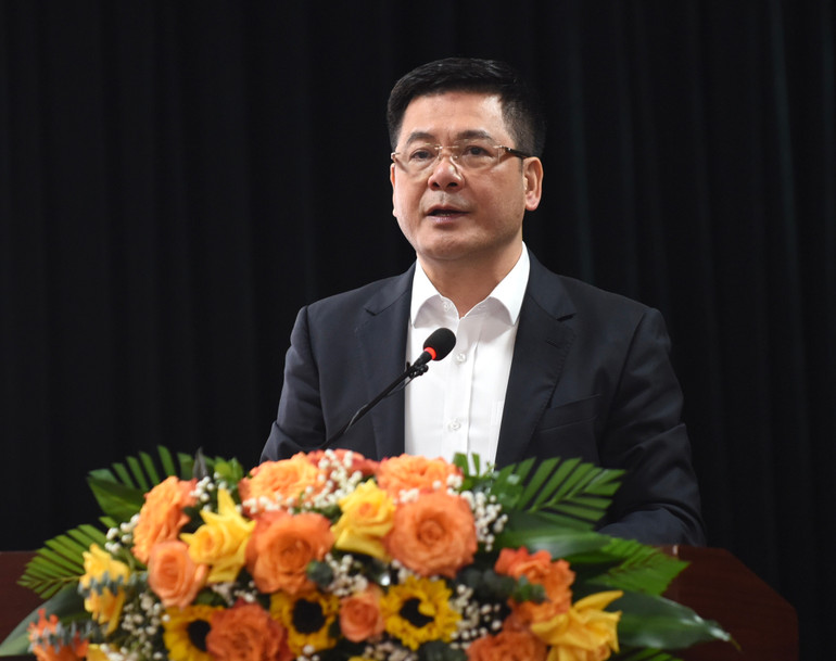 Bộ trưởng Công thương Nguyễn Hồng Diên báo cáo tại Hội nghị.