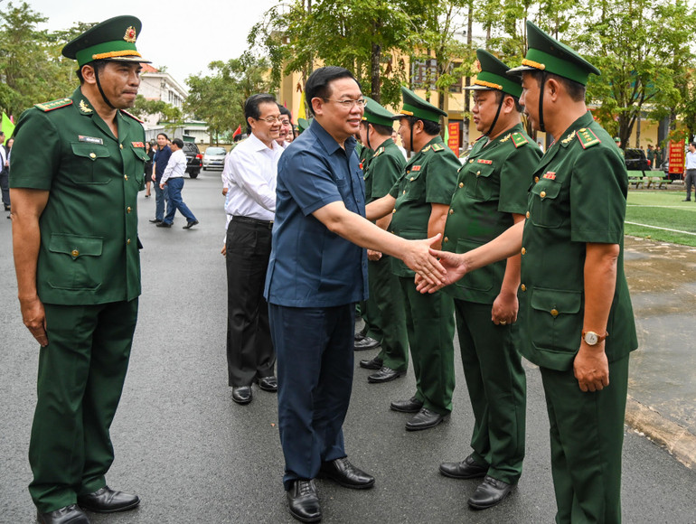 Chủ tịch Quốc hội Vương Đình Huệ với cán bộ Bộ Chỉ huy Bộ đội Biên phòng An Giang.