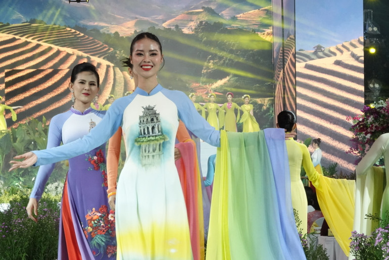 Bộ sưu tập Áo dài “Non nước Việt Nam” của Nhà thiết kế-nghệ nhân Trung Đinh.