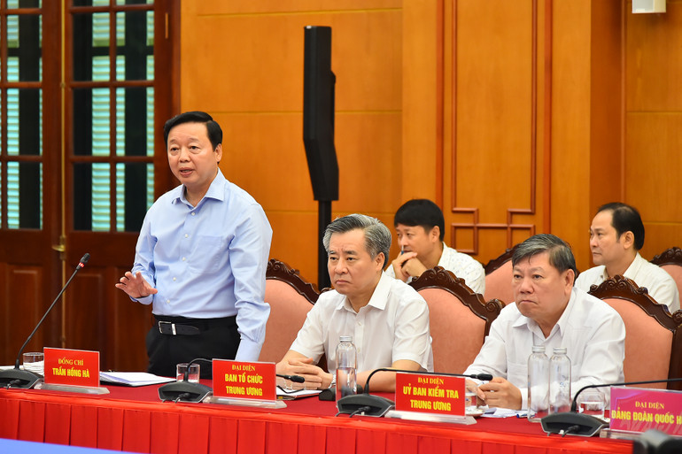 Đồng chí Trần Hồng Hà, Ủy viên Trung ương Đảng, Phó Thủ tướng Chính phủ phát biểu ý kiến tại hội nghị.