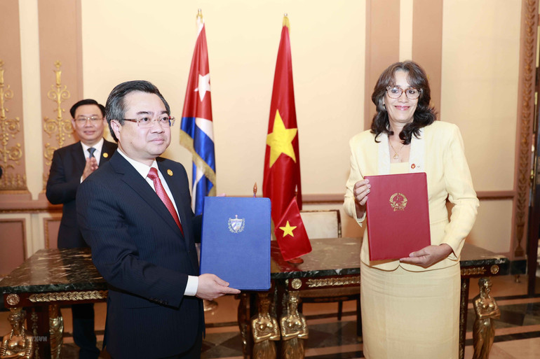 Chủ tịch Quốc hội Vương Đình Huệ và Chủ tịch Quốc hội Cuba Esteban Lazo Hernandez chứng kiến Bản ghi nhớ về hợp tác giữa Bộ Xây dựng nước Cộng hòa xã hội chủ nghĩa Việt Nam và Bộ Xây dựng Cộng hòa Cuba. (Ảnh: Doãn Tấn/TTXVN)