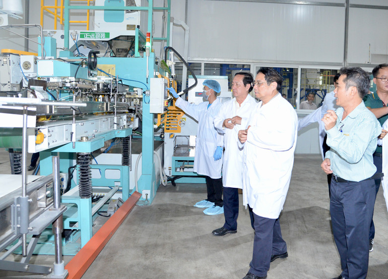 Thủ tướng Phạm Minh Chính thăm dây chuyền đóng gói gạo của VINARICE.