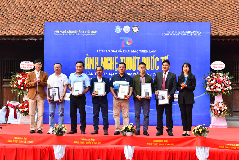 Các tác giả nhận Huy chương Đồng của cuộc thi ảnh.