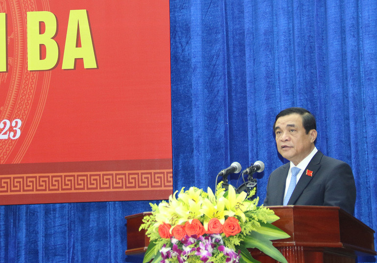 Đồng chí Phan Việt Cường, Ủy viên Trung ương Đảng, Bí thư Tỉnh ủy, Chủ tịch Hội đồng nhân dân tỉnh phát biểu tại kỳ họp.