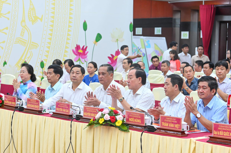 Lãnh đạo tỉnh Sóc Trăng và các đại biểu dự hội nghị.